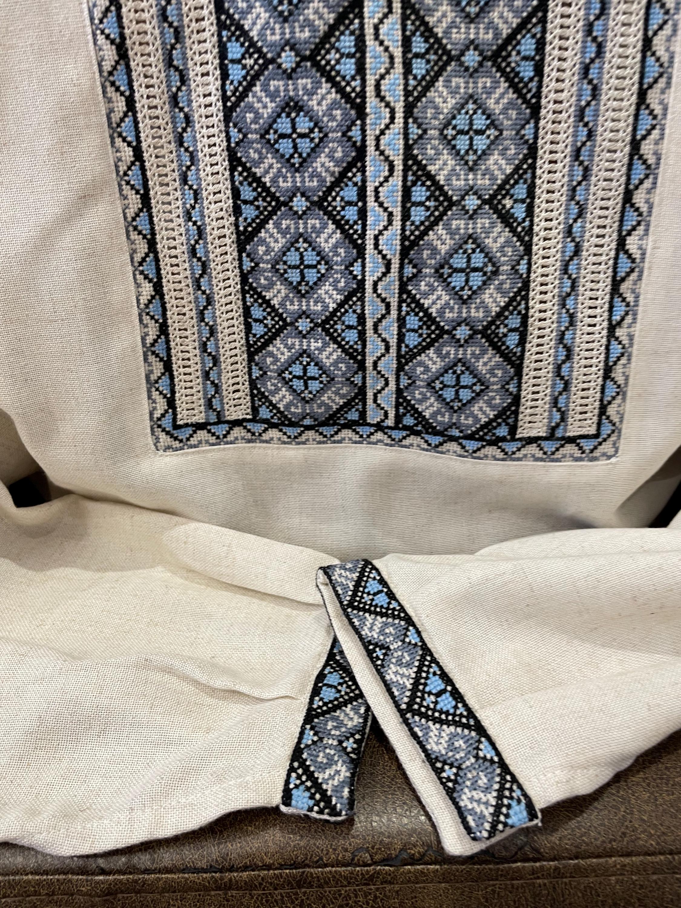 メンズ ウクライナ伝統刺繍リネンシャツ - グレーのヴィシヴァンカに 