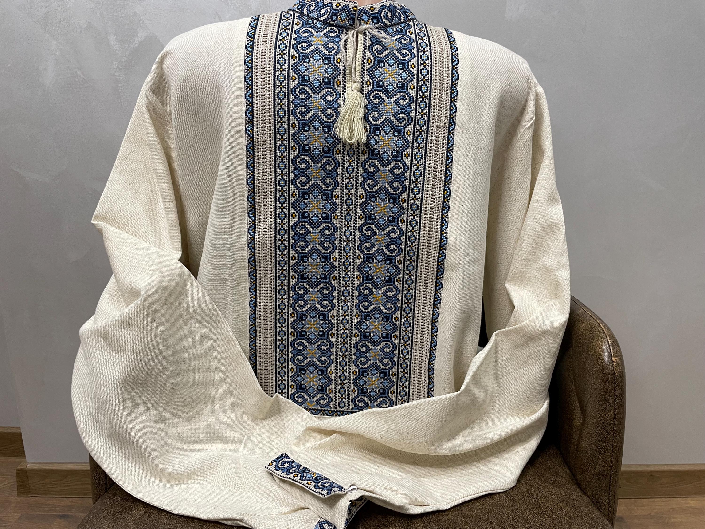Vyshyvanka ucraina per uomo, camicia di lino blu Vyshyvanka ucraina per uomo, camicia di lino blu