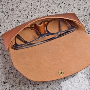 Etui à lunettes en cuir personnalisé, cadeau parfait avec monogramme fait à la main en France Marron image 4