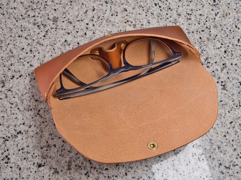 Etui à lunettes en cuir personnalisé, cadeau parfait avec monogramme fait à la main en France Marron image 4