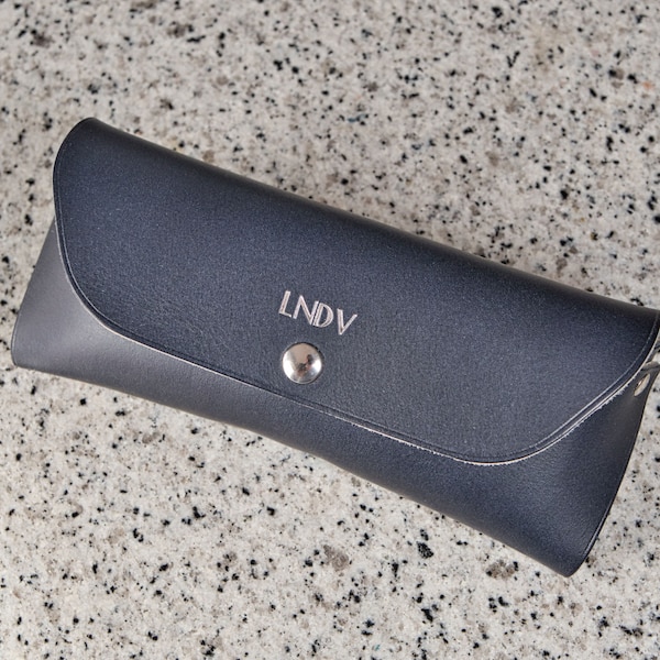 Etui à lunettes en cuir personnalisé, cadeau parfait avec monogramme fait à la main en France (Bleu)