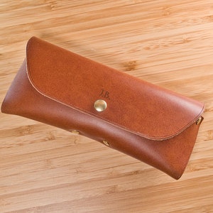 Etui à lunettes en cuir personnalisé, cadeau parfait avec monogramme fait à la main en France Marron image 1