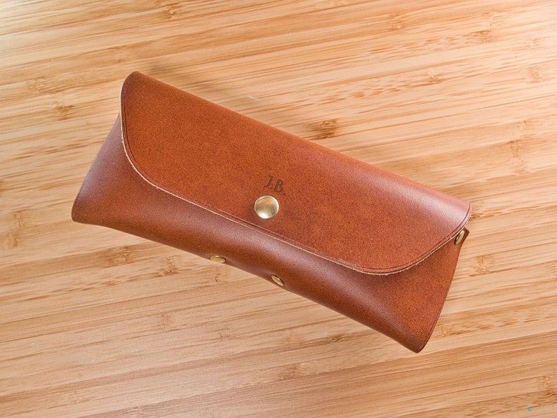 Etui à lunettes en cuir personnalisé, cadeau parfait avec monogramme fait à la main en France Marron image 1