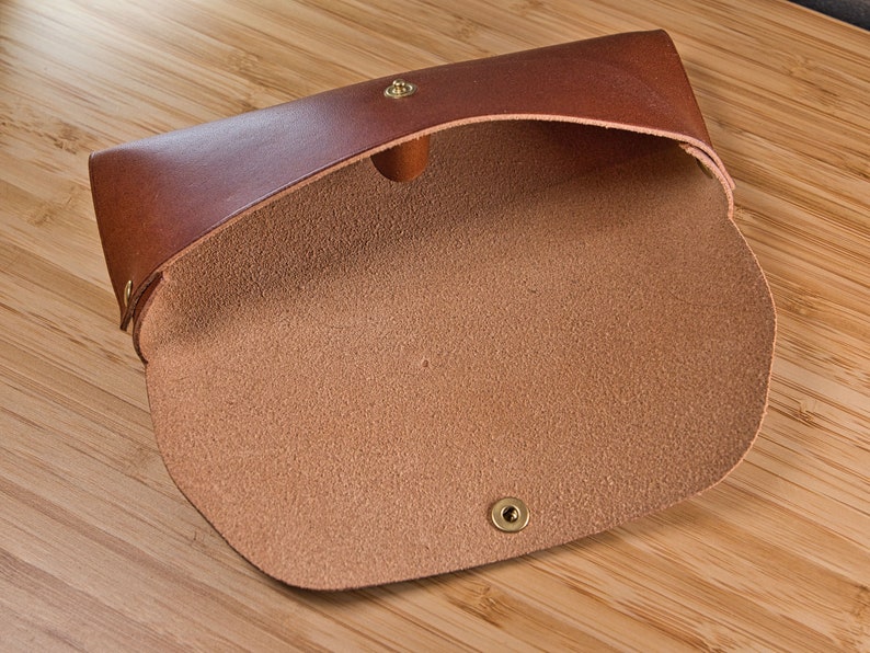 Etui à lunettes en cuir personnalisé, cadeau parfait avec monogramme fait à la main en France Marron image 2