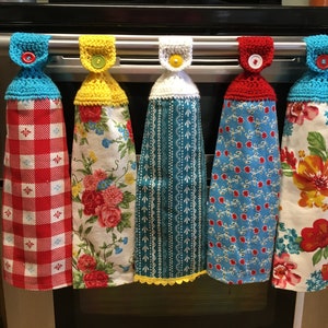 Pioneer Woman Print Crocheted Top Kitchen Towels