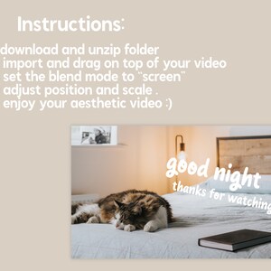 Pu&ograve; includere: Un gatto dorme su un letto con un libro e una luce notturna. Il testo "good night thanks for watching" &egrave; scritto in bianco sul copriletto.