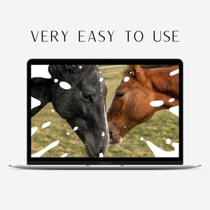 Może przedstawiać: Ekran laptopa wyświetla obraz dw&oacute;ch koni, czarnego i brązowego, dotykających się nosami. Tekst "VERY EASY TO USE" znajduje się nad ekranem. Tło przedstawia trawiasty teren.