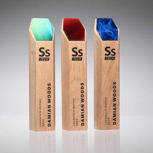 Trofeo de roble natural único y hecho a mano, premio de madera con forma de torre estrecha, premio personalizado de alta calidad.