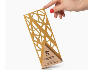 Puede incluir: Un premio dorado con un diseño geométrico recortado. El premio tiene una base de madera con el texto "CHANNEL PARTNER OF THE YEAR 2023" y "Thank you for the great partnership and what we have achieved together."