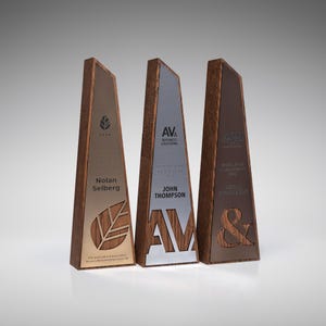 Premio personalizado de roble y latón flexible: Trofeo de reconocimiento corporativo grabado