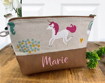 Mädchen Waschtasche - Einhorn- personalisiert innen wasserfest. Mit gesticktem Namen, Sehr hochwertige Kulturtasche für Kinder. Motiv Pferd