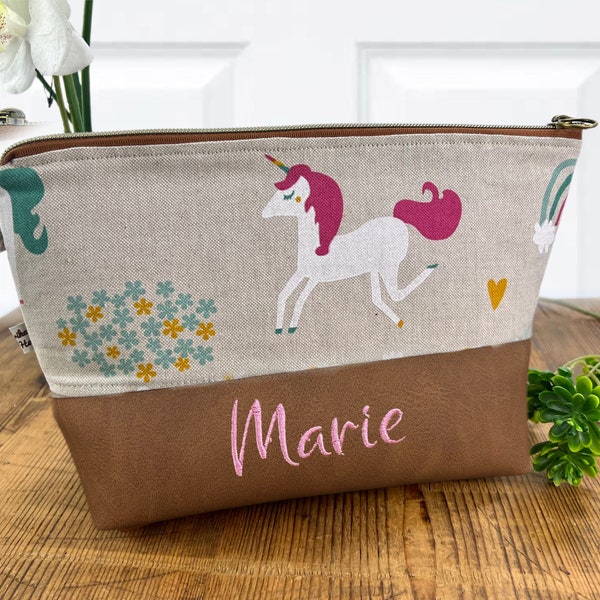 Mädchen Waschtasche - Einhorn- personalisiert innen wasserfest. Mit gesticktem Namen, Sehr hochwertige Kulturtasche für Kinder. Motiv Pferd