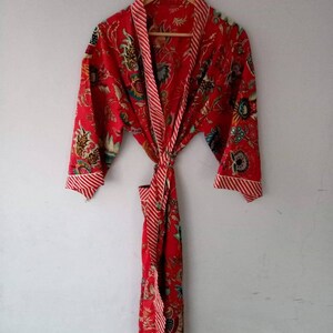 赤い花柄の着物カーディガン ビーチウェア コットンローブ 花柄着物 サテン着物 ガウン ボヘミアンドレス カバーアップ