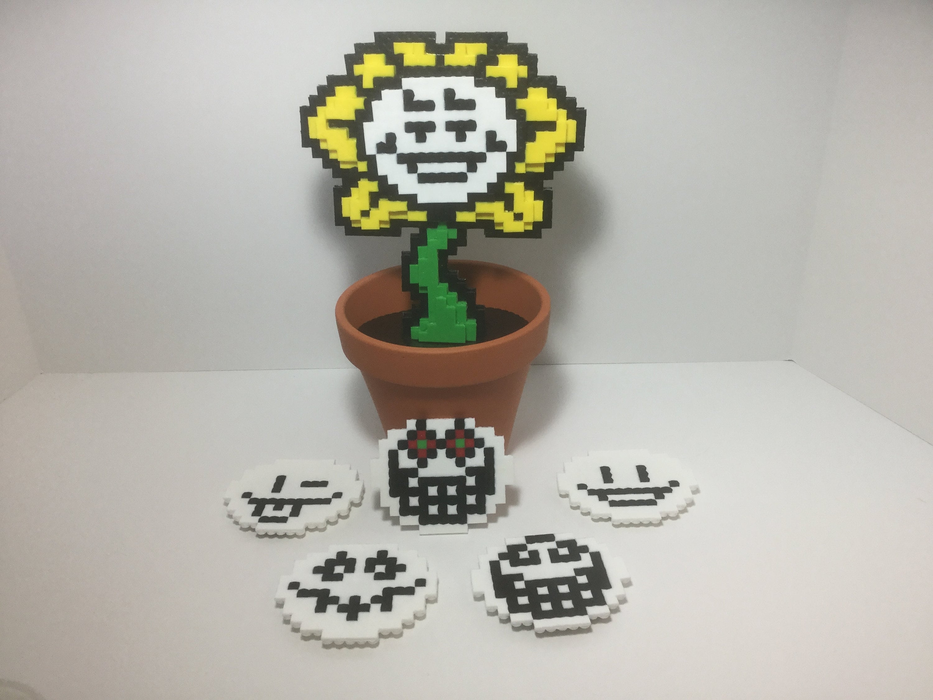 I built pixel art of Flowey from Undertale :)) : r/Terraria