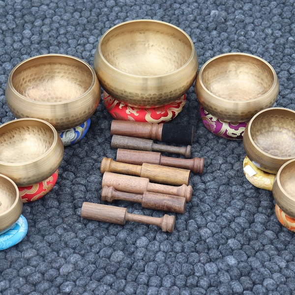 Wunderschönes Set aus 7 handgeschlagenen Klangschalen, tibetische Klangschalen für Meditation, Chakra Heilung und Ausgleich, handgefertigt in Nepal.