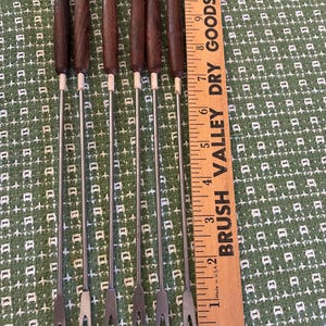 Vintage set of 6 fondue forks with different colored knobs at end. Good vintage condition.