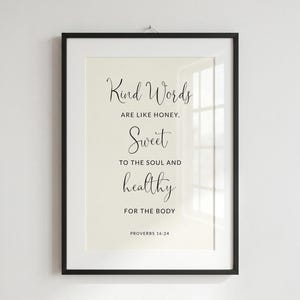 Puede incluir: Un cuadro decorativo con fondo color crema y texto en negro que dice: Kind Words ARE LIKE HONEY, Sweet TO THE SOUL AND healthy FOR THE BODY PROVERBS 16:24. La lámina está contenida dentro de un marco rectangular de color negro.