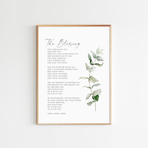 Può includere: Una stampa d'arte da parete stampabile con un'illustrazione ad acquerello di foglie di eucalipto e una poesia intitolata "The Blessing". La poesia è una benedizione tradizionale incentrata sulla pace e la presenza di Dio.