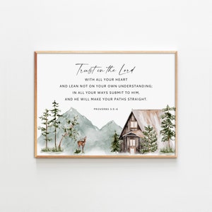 Può includere: Un dipinto ad acquerello di una capanna nel bosco con un cervo in primo piano. Il dipinto contiene una citazione da Proverbi 3:5-6: "Confida nel Signore con tutto il tuo cuore e non appoggiarti alla tua intelligenza; riconoscilo in tutte le tue vie, ed egli appianerà i tuoi sentieri."