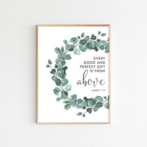 Op de afbeelding: Een printbare wandkunstprint met een aquarelkrans van eucalyptusbladeren en gouden accenten. De print bevat de quote "Elk goed en volmaakt geschenk komt van boven" met de schriftuurverwijzing "Jakobus 1:17".