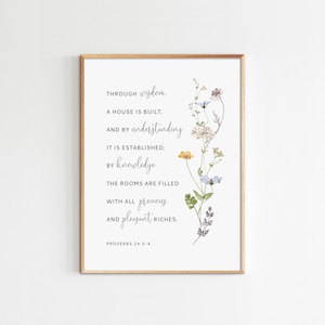 Könnte beinhalten: Ein druckbarer Wandkunstdruck mit einem floralen Design und einem Zitat aus Sprichwörter 24,3-4. Das Zitat lautet: "Durch Weisheit wird ein Haus gebaut, und durch Verstand wird es befestigt; durch Erkenntnis werden seine Zimmer mit allen kostbaren und angenehmen Reichtümern gefüllt."