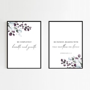 Puede incluir: Dos impresiones de arte de pared imprimibles con diseños florales de acuarela y citas inspiradoras. La primera impresión presenta flores moradas y azules con la cita "Sé completamente humilde y gentil". La segunda impresión presenta flores moradas y azules con la cita "Sé paciente, soportándose unos a otros con amor" y la referencia bíblica "Efesios 4:2".