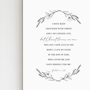 Puede incluir: Impresi&oacute;n de arte imprimible en blanco y negro con un dise&ntilde;o floral y una cita de la Biblia: "He sido crucificado con Cristo y ya no vivo, sino que Cristo vive en m&iacute;. La vida que ahora vivo en la carne, la vivo por la fe en el Hijo de Dios, que me am&oacute; y se entreg&oacute; por m&iacute;. G&aacute;latas 2:20"