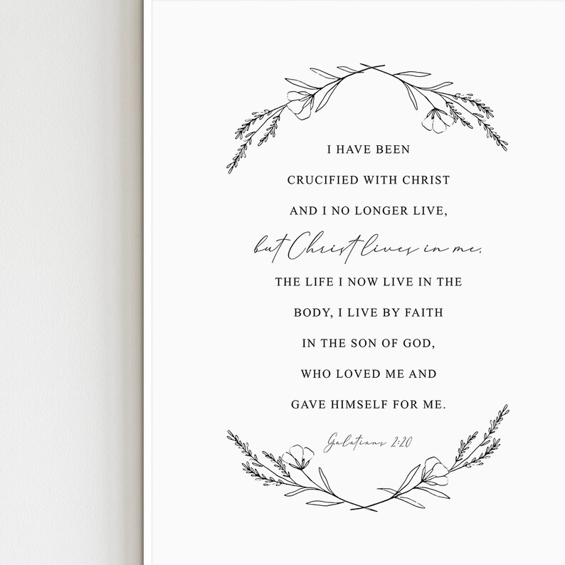 Puede incluir: Impresi&oacute;n de arte imprimible en blanco y negro con un dise&ntilde;o floral y una cita de la Biblia: "He sido crucificado con Cristo y ya no vivo, sino que Cristo vive en m&iacute;. La vida que ahora vivo en la carne, la vivo por la fe en el Hijo de Dios, que me am&oacute; y se entreg&oacute; por m&iacute;. G&aacute;latas 2:20"