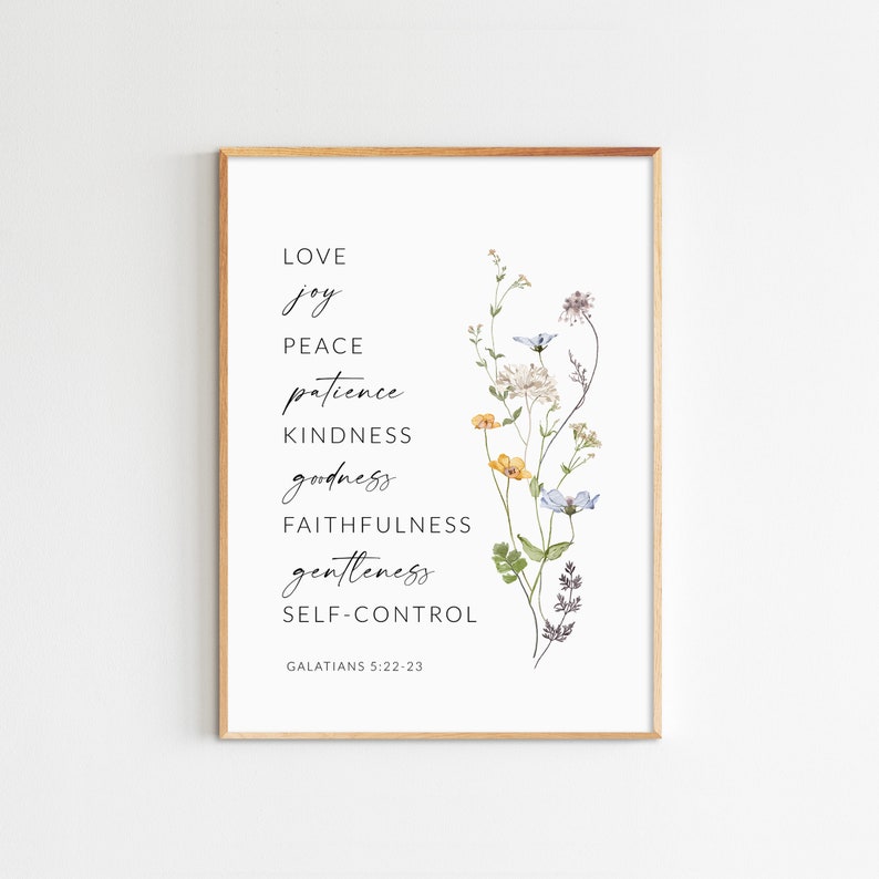 K&ouml;nnte beinhalten: Ein druckbarer Wandkunstdruck mit einem floralen Design und dem Text "LOVE, joy, PEACE, patience, KINDNESS, goodness, FAITHFULNESS, gentleness, SELF-CONTROL, GALATIANS 5:22-23".