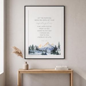Könnte beinhalten: Ein gerahmter Kunstdruck mit einer Aquarell-Landschaft aus blauen und goldenen Bergen mit dunkelgrünen Kiefern am Fuß. Der Text lautet: LET THE MORNING BRING ME WORD OF YOUR unfailing love. FOR I HAVE PUT MY TRUST IN YOU. SHOW ME THE WAY I SHOULD GO, FOR TO YOU I ENTRUST MY LIFE. Psalm 143:8.