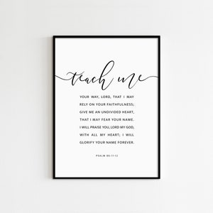 Könnte beinhalten: Schwarz-weißes druckbares Wandbild mit einem Zitat aus Psalm 56,11-12. Das Zitat lautet: "Lehre mich deinen Weg, Herr, damit ich auf deine Treue vertraue; gib mir ein reines Herz, damit ich deinen Namen fürchte. Ich will dich loben, Herr, mein Gott, von ganzem Herzen; ich will deinen Namen für immer preisen."