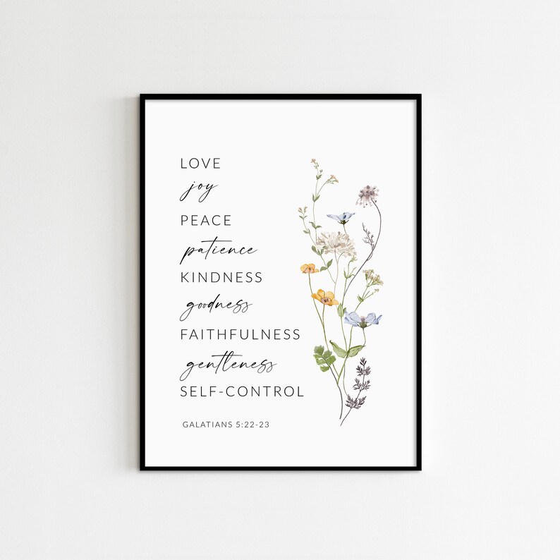 K&ouml;nnte beinhalten: Ein wei&szlig;er druckbarer Kunstdruck mit schwarzem Text, der die Fr&uuml;chte des Geistes auflistet: Liebe, Freude, Friede, Geduld, Freundlichkeit, G&uuml;te, Treue, Sanftmut und Selbstbeherrschung. Der Text wird von einer Aquarell-Illustration eines Wildblumenstrau&szlig;es begleitet. Der Druck enth&auml;lt den Schriftvers Galater 5,22-23.