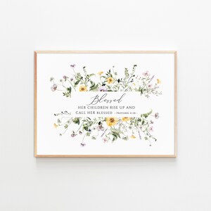 Puede incluir: Una impresión de acuarela con un diseño floral con flores amarillas y moradas. La impresión tiene el texto "Blessed Her children rise up and call her blessed - Proverbs 31:28"