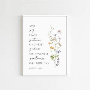 K&ouml;nnte beinhalten: Ein wei&szlig;er gerahmter Druck mit einem floralen Design und dem Text "LOVE, joy, PEACE, patience, KINDNESS, goodness, FAITHFULNESS, gentleness, SELF-CONTROL, GALATIANS 5:22-23".