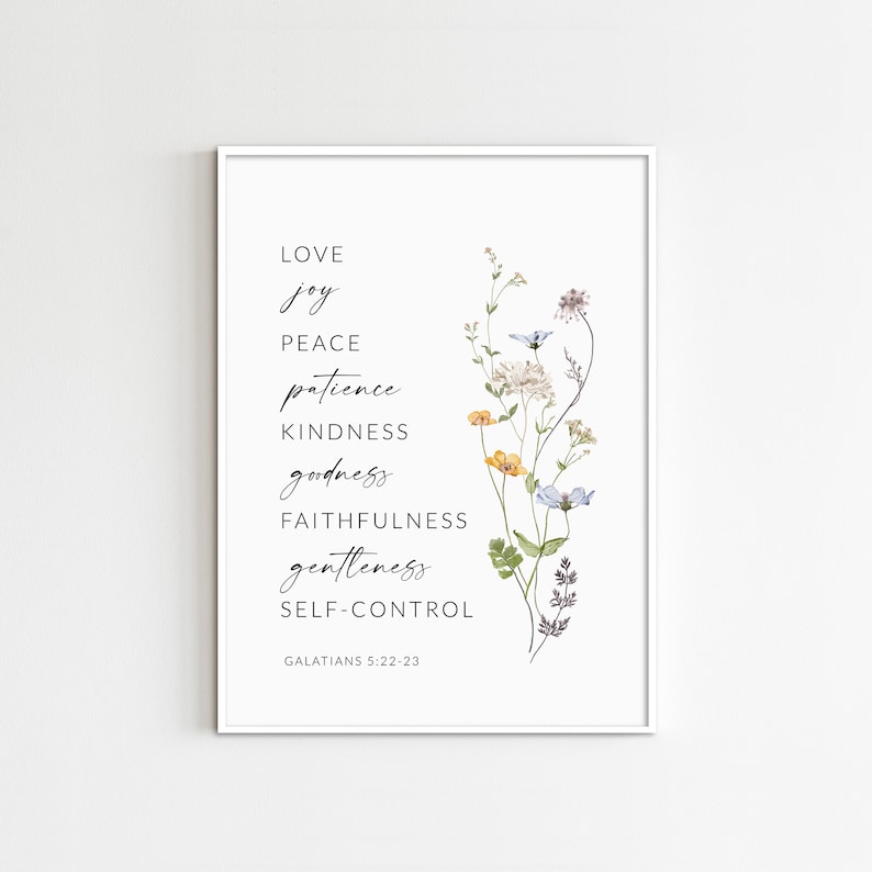 K&ouml;nnte beinhalten: Ein wei&szlig;er gerahmter Druck mit einem floralen Design und dem Text "LOVE, joy, PEACE, patience, KINDNESS, goodness, FAITHFULNESS, gentleness, SELF-CONTROL, GALATIANS 5:22-23".