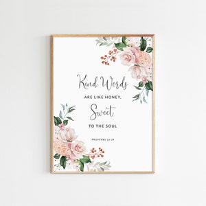 Könnte beinhalten: Ein druckbares Wandbild mit einem floralen Rand und dem Zitat "Freundliche Worte sind wie Honig, süß für die Seele" mit dem Bibelvers "Sprüche 16:24".