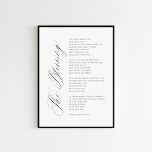 Può includere: Arte da parete stampabile in bianco e nero con un carattere corsivo che recita "The Blessing" e una poesia sulle benedizioni. La poesia include la frase "Amen, Amen, Amen".
