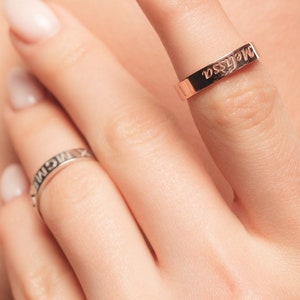 Zierlicher Sterling Silber Namensring: Personalisiertes Stapelband