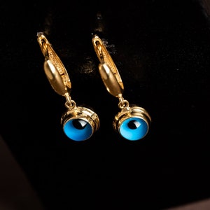Pendientes colgantes de mal de ojo - Pendientes de aro IRIS Huggie - Pendientes de mal de ojo - Joyas de mal de ojo - Pendientes de ojo delicado - Joyas de protección