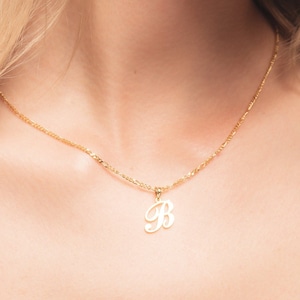 Collar inicial con cadena Figaro - collar inicial de plata de ley - joyería inicial - collar de letras pequeñas - collar inicial delicado