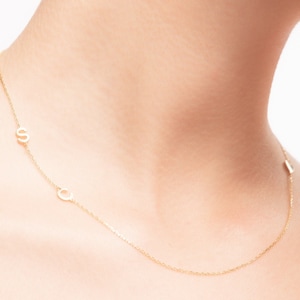 Colar com inicial lateral em ouro maciço 14K - Colar com inicial 14K - Joia com inicial - Presente para mãe, Letra minúscula - Colar com inicial minúscula