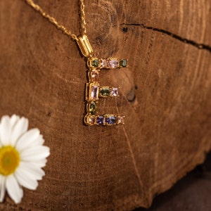 Collar con inicial elegante con circonitas de varios colores: regalo perfecto para el día de la madre