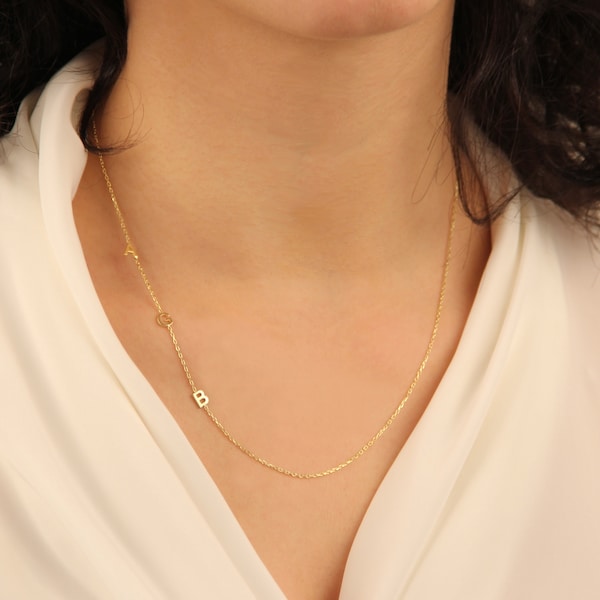 14K massief goud zijwaartse initiële ketting - 14K initiële ketting - initiële sieraden - moeder cadeau, kleine letter - kleine initiële ketting