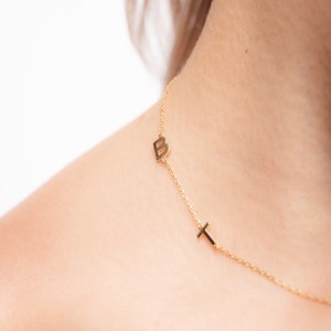 14K Solid Gold seitlich Anfangshalskette - 14K Anfangshalskette - Anfangsschmuck - Mutter Geschenk, kleiner Buchstabe - kleine Anfangshalskette
