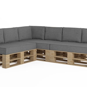 Puede incluir: Un sofá de palets gris con un diseño de esquina y cojines grises. El sofá está hecho de madera y tiene un aspecto rústico.