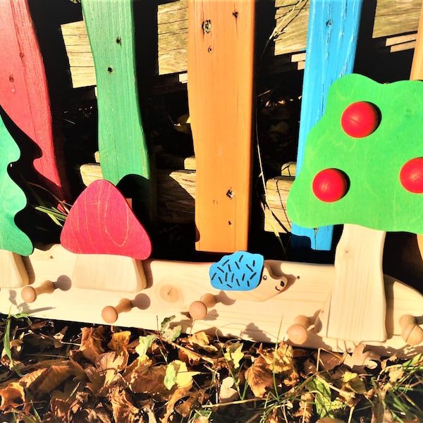 Kindergarderobe Landschaft groß - stabile handgemachte Holzgarderobe, weich & rund geschliffen, handgefärbt, Farbe speichelecht, süßer Igel