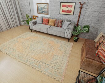 Alfombra de dormitorio estilo bohemio, 175 x 272 cm, estampado descolorido, color naranja pastel y beige. Número de pieza: 2112074181.