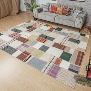 Può includere: Un tappeto patchwork con una varietà di colori e motivi, tra cui marrone, bianco, verde e blu. Il tappeto è realizzato con diversi tessuti e trame, creando un look unico ed eclettico.