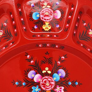 K&ouml;nnte beinhalten: Ein rotes Serviertablett mit floralem Design. Das Tablett ist in Abschnitte unterteilt und zeigt handgemalte Blumen in Rosa-, Blau-, Gelb- und Wei&szlig;t&ouml;nen. Die Blumen sind vor einem Hintergrund aus gr&uuml;nen Bl&auml;ttern und Stielen angeordnet.
