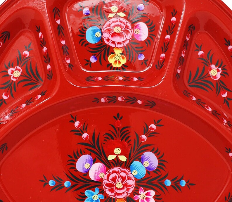 K&ouml;nnte beinhalten: Ein rotes Serviertablett mit floralem Design. Das Tablett ist in Abschnitte unterteilt und zeigt handgemalte Blumen in Rosa-, Blau-, Gelb- und Wei&szlig;t&ouml;nen. Die Blumen sind vor einem Hintergrund aus gr&uuml;nen Bl&auml;ttern und Stielen angeordnet.